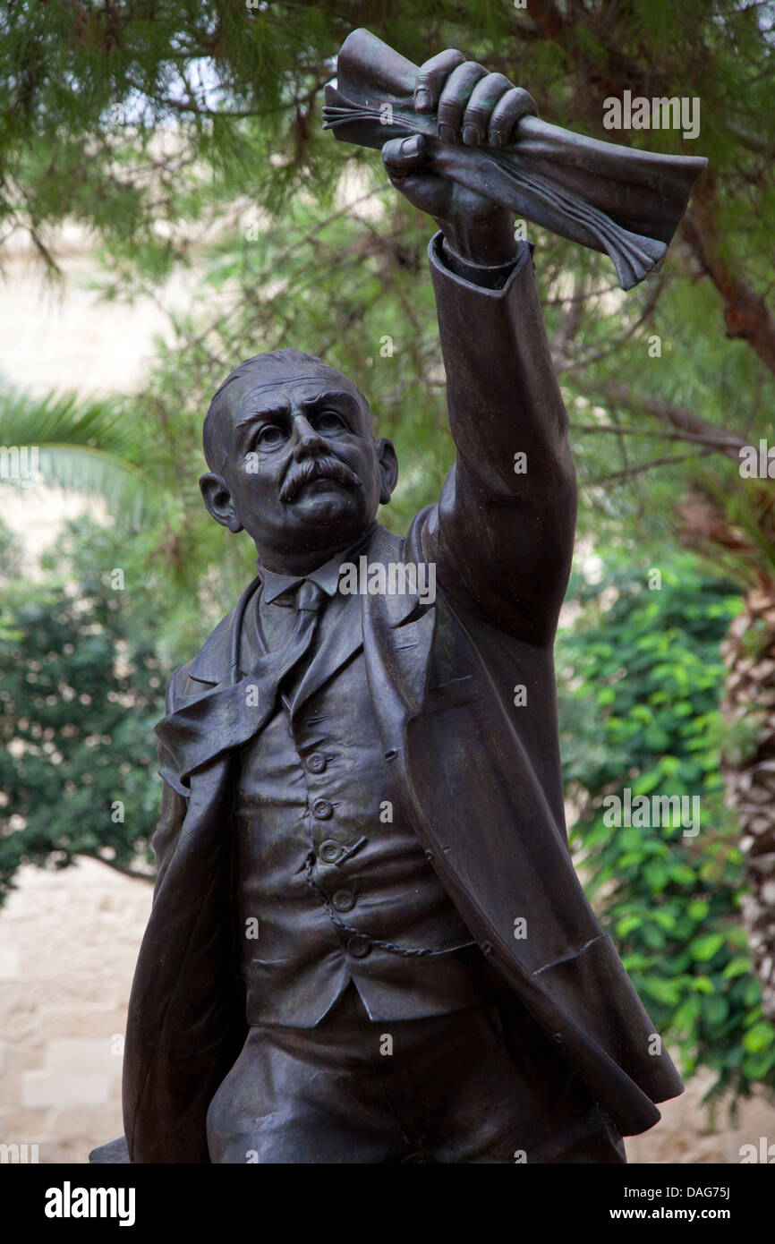Bronzestatue des Manwel Dimech 1860 - 1921 Valletta, Malta Stockfoto