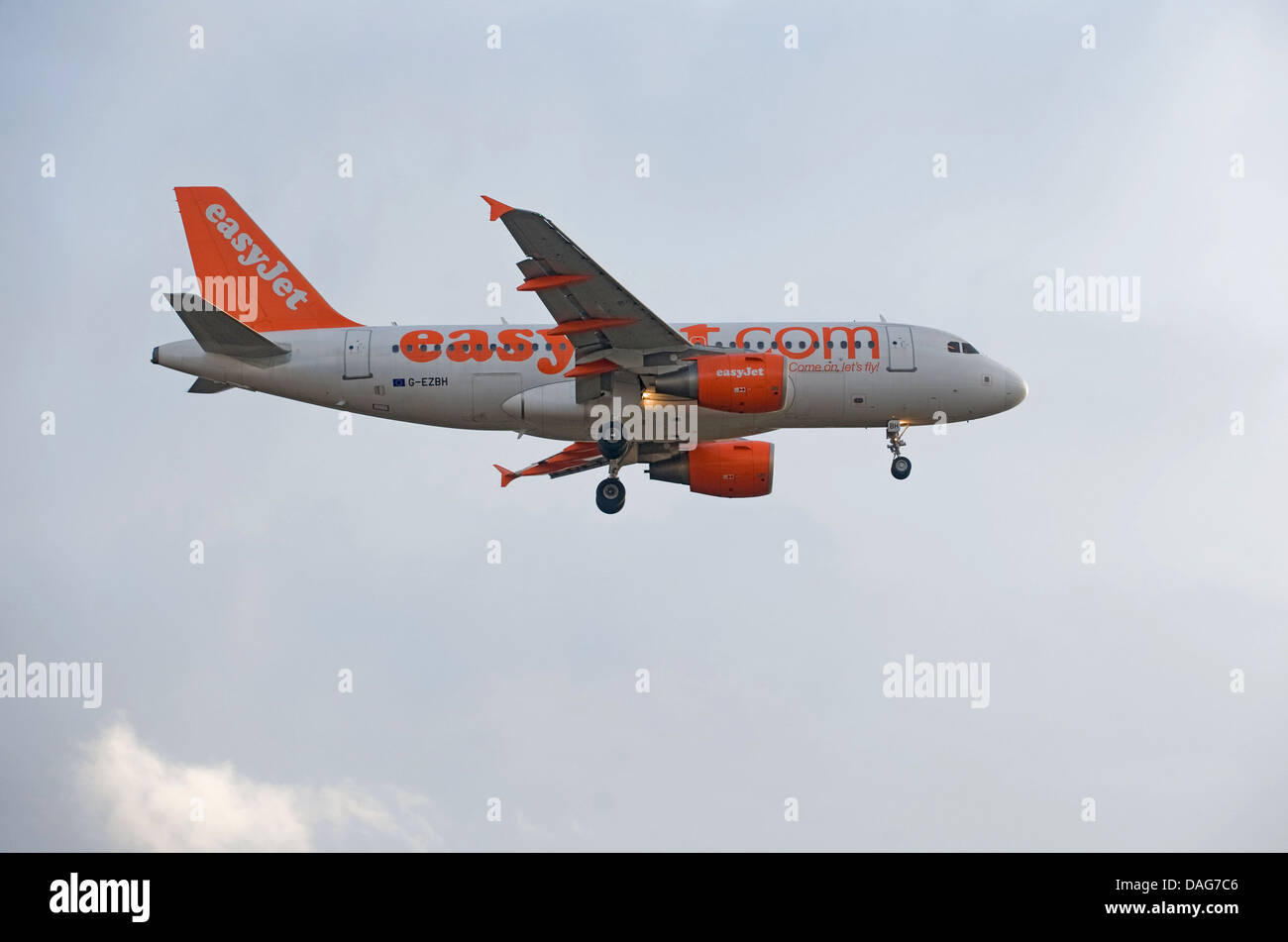 Ein Easyjet Airbus A319 kommt am Flughafen London Gatwick LGW. G-EZBH Stockfoto