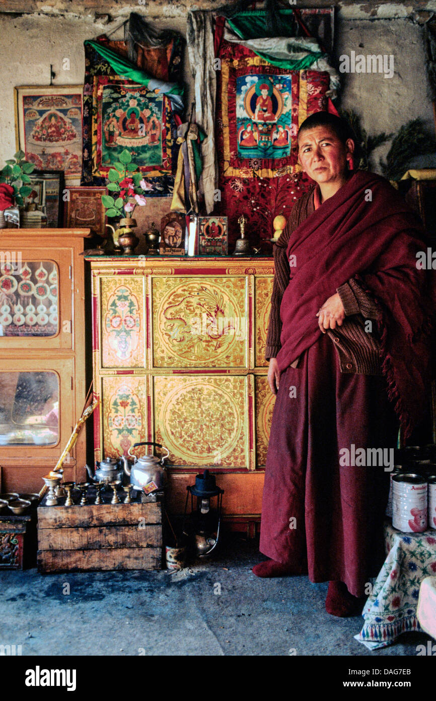 Buddhistische Nonne in ihrem Zimmer in einem Kloster, Ladakh. Indien Stockfoto