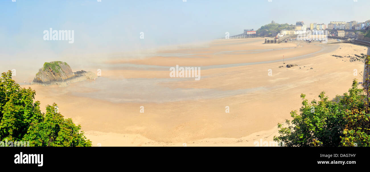 Panorama Tenby South Beach im Meer Nebel, Vereinigtes Königreich, Wales, Pembrokeshire Stockfoto