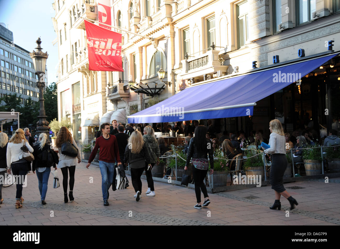 Menschen und Restaurants am Stureplan im Zentrum von Stockholm Stockfoto