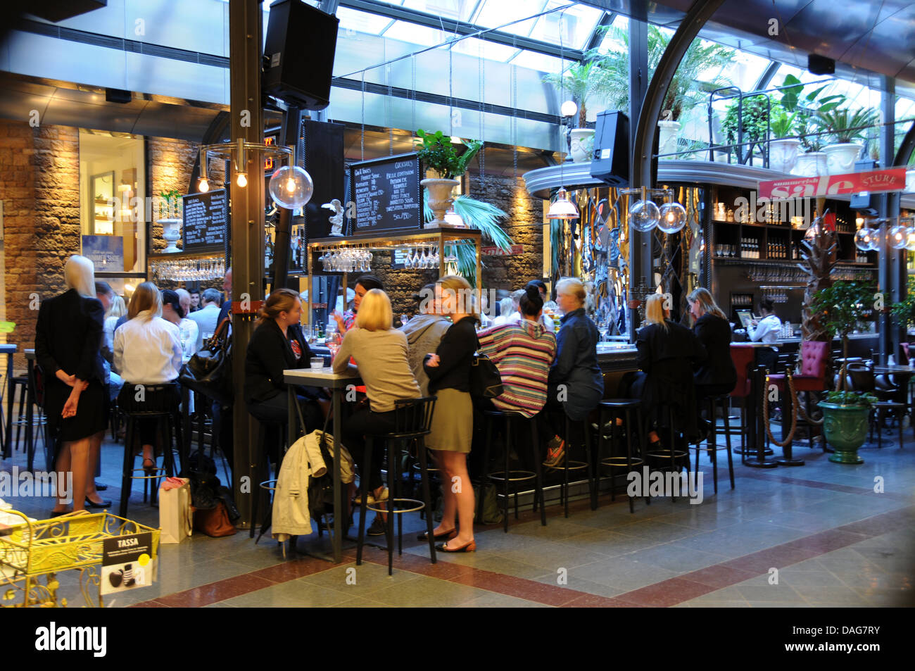 Menschen in indoor-Bar und Restaurants in Sture Gallerian am Stureplan im Zentrum von Stockholm Stockfoto