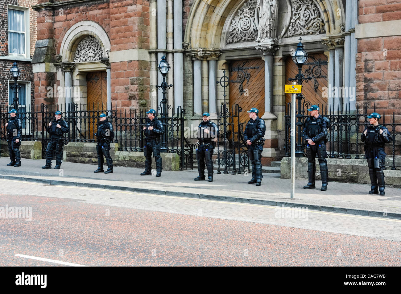 Belfast, Nordirland, Polizei 12. Juli 2013 - Offiziere Wache stehen in der römisch-katholischen St. Patrick's Church. Bildnachweis: Stephen Barnes/Alamy Live-Nachrichten Stockfoto