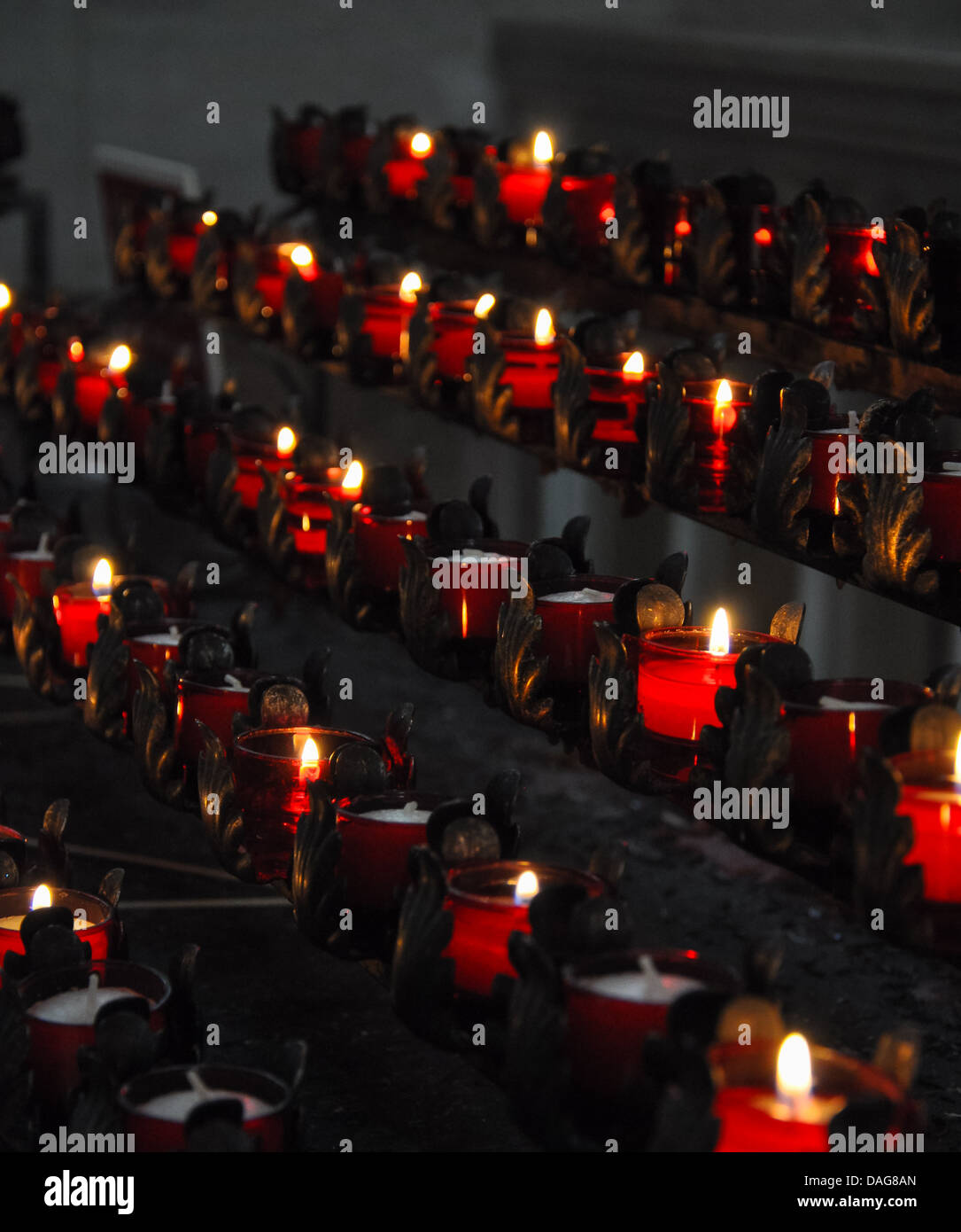 Reihe von roten Kerzen in einer Kirche Stockfoto