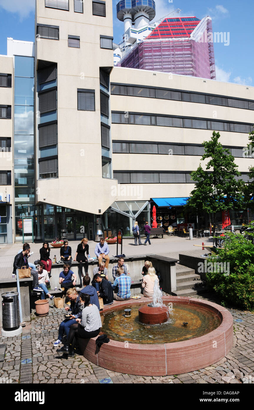 Menschen, die im freien Mittagessen unter neue Bürogebäude am Lilla Bommens Torg entlang Göteborg oder Göteborg in Schweden Stockfoto