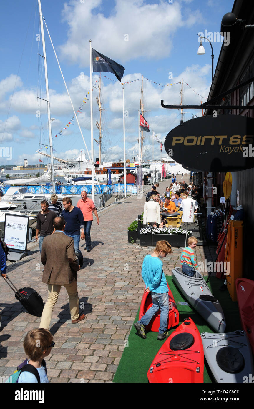 Waterfront-Restaurants am Haupthafen namens Lilla Bommens Torg in Göteborg oder Göteborg an der Westküste Schwedens Stockfoto