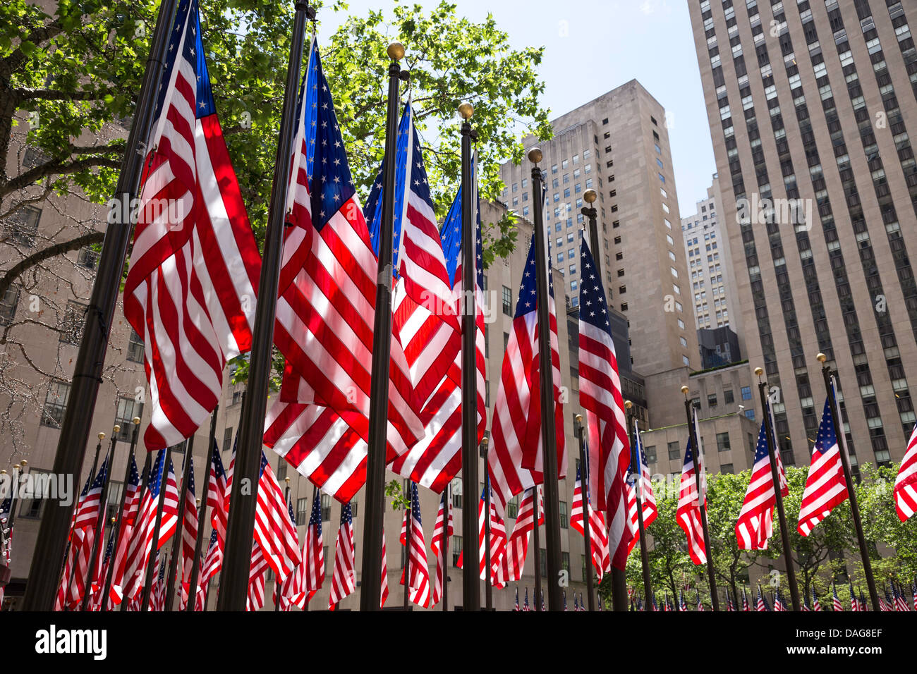Amerikanische Flaggen im Rockefeller Center Plaza, New York Stockfoto