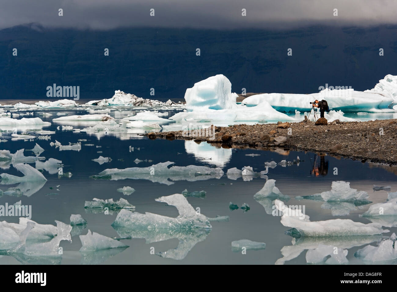 Fotograf bei Gletscherlagune Jökulsárlón am Rand des Vatnajökull Nationalpark - Südosten Islands Stockfoto