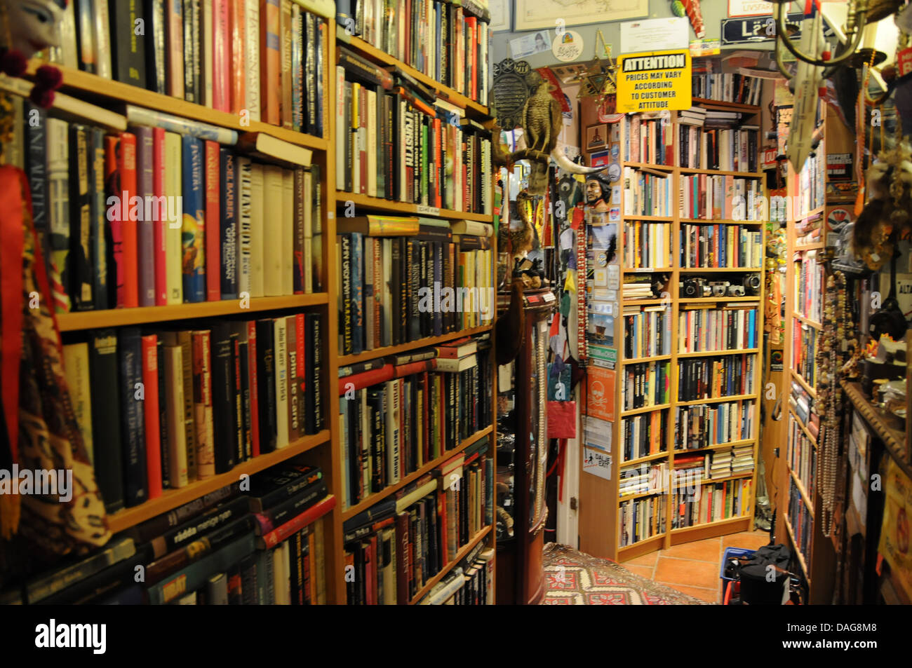 Regale von alten und gebrauchten Büchern im Weltreport Buchhandlung und Memorabilia Shop in Göteborg, Schweden Stockfoto