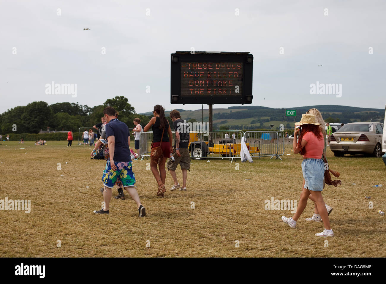 Balado, Kinross, Schottland, Freitag, 12. Juli 2013. Schild mit Medikament Warnung bei T im Park 2013, dreitägiges Musikfestival ist jetzt in ihr 20-jähriges Jubiläum. Bildnachweis: zog Farrell/Alamy Live News Stockfoto