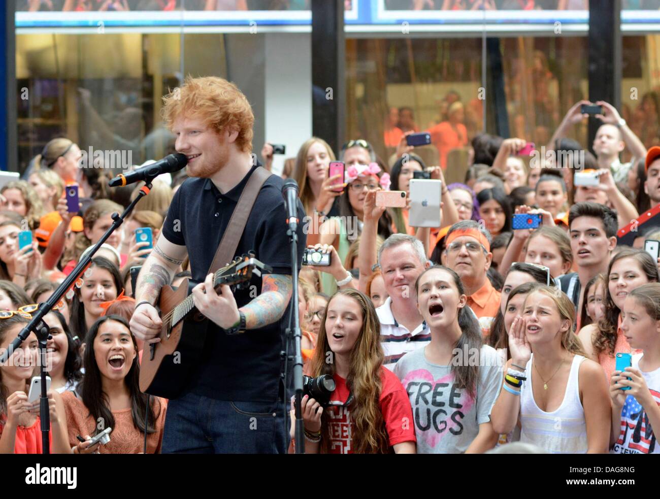 New York, NY. 12. Juli 2013. Ed Sheeran für NBC heute zeigen Konzert auf der Bühne mit Ed Sheeran, Rockefeller Plaza, New York, NY 12. Juli 2013. Bildnachweis: Derek Sturm/Everett Collection/Alamy Live-Nachrichten Stockfoto