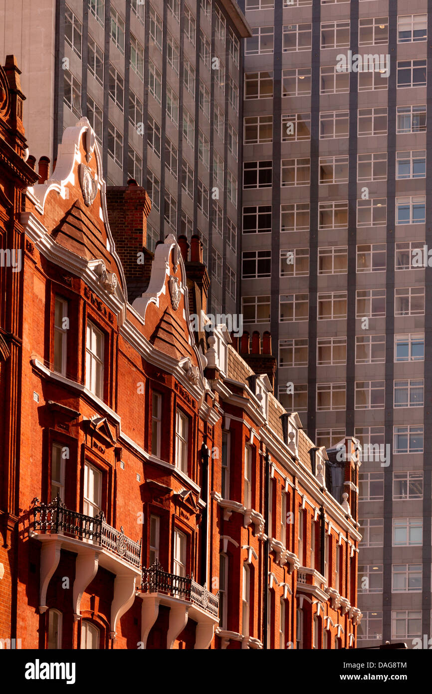 Alten viktorianischen Reihenhaus Häuser und ein modernes Bürogebäude, Margaret Street, Merylebone, London, England Stockfoto