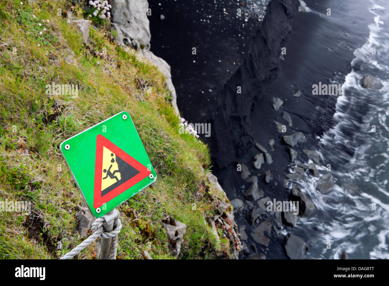 Warnschild - Steinschlag in der Nähe von Dyrhólaey, Southern Island Stockfoto