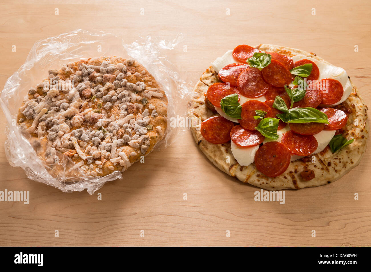 Tiefkühl-Pizza und frische Pizza Vergleich Stockfoto