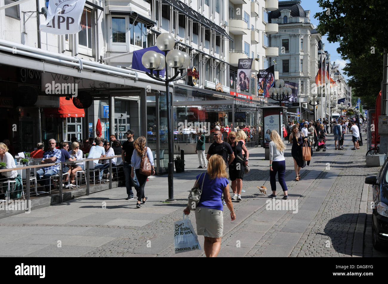 Menschen mit Geschäften und Restaurants der Bürgersteig entlang der Avenyen in Göteborg an der Westküste von Schweden Stockfoto