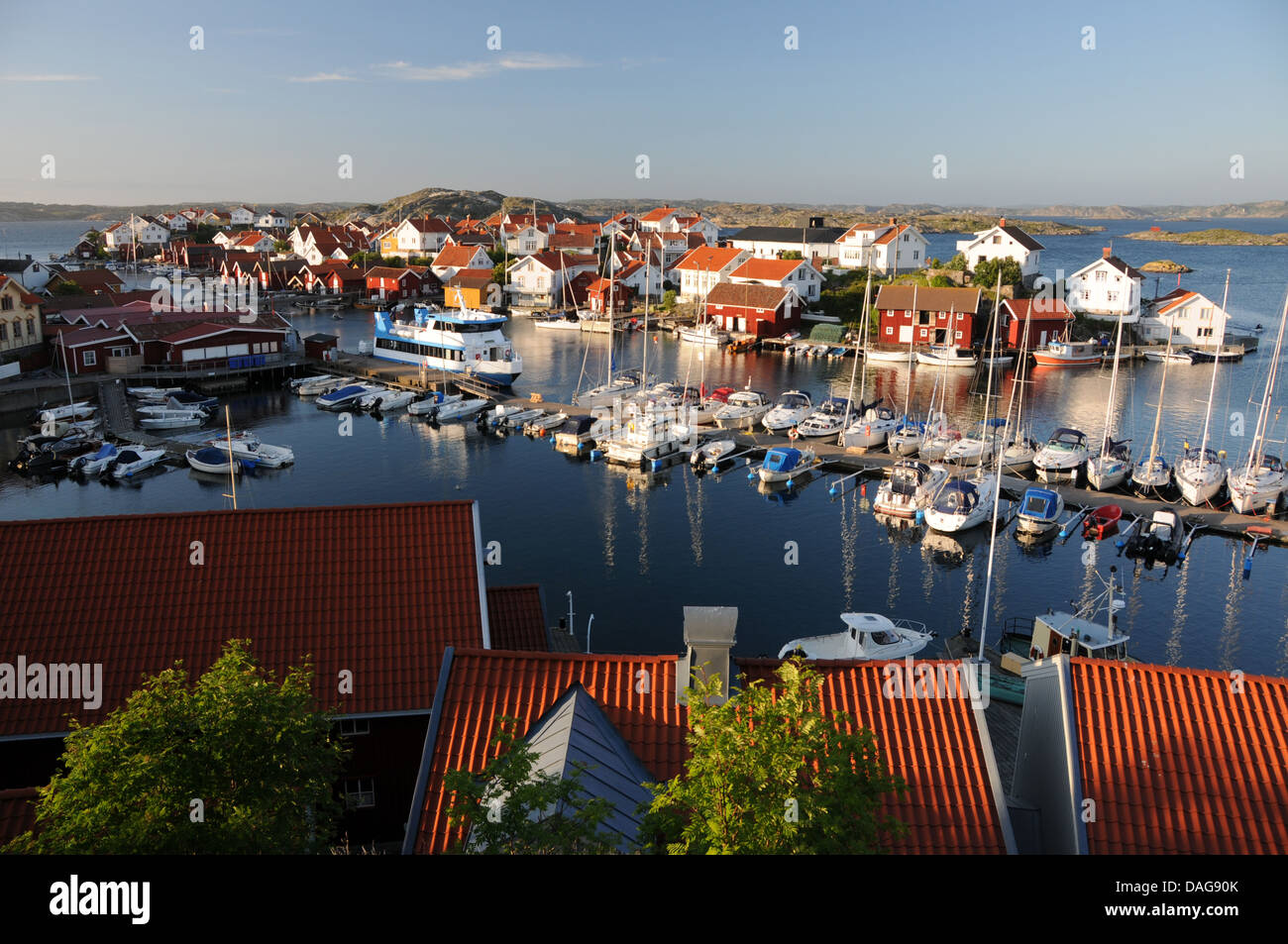 Kleiner Hafen mit Booten, Yachten und bunte Häuser auf der Insel von Gullholmen in Bohuslän an der Westküste von Schweden gefüllt Stockfoto
