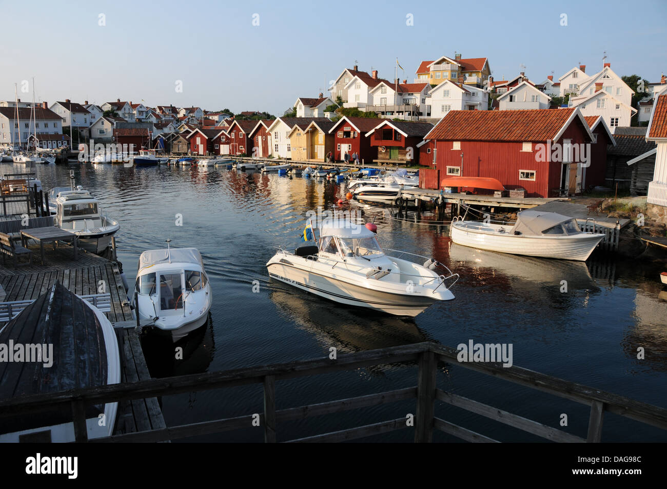 Dorf von Grungsund auf der Westküste von Schweden mit Booten, hölzerne Docks und Bootshäuser Angeln Stockfoto