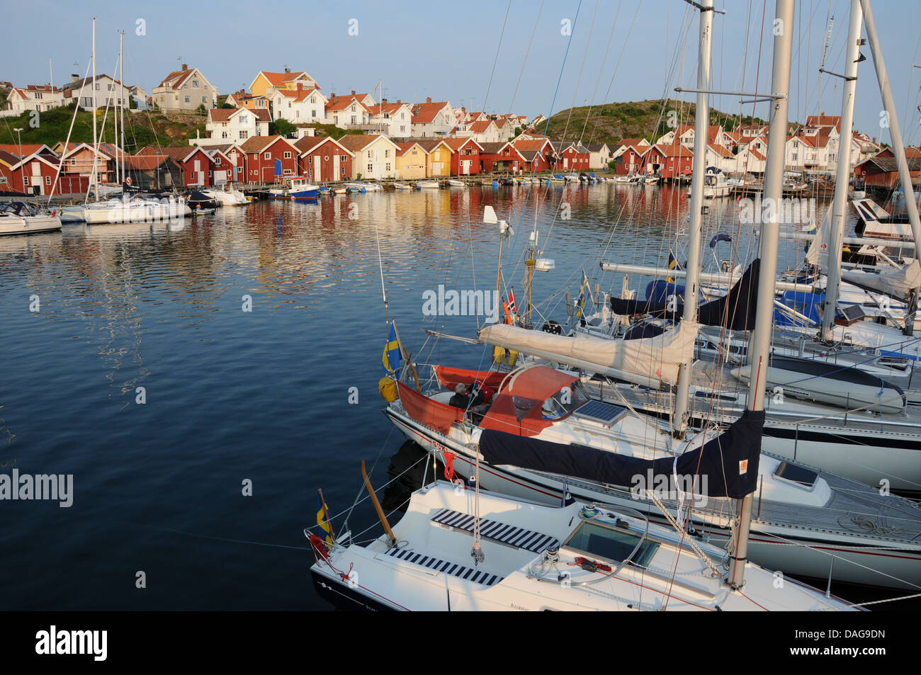 Fischerdorf 0f Grungsund an Schwedens Westküste mit Yachten, hölzerne Docks, Bootshäuser und bunte Häuser Stockfoto