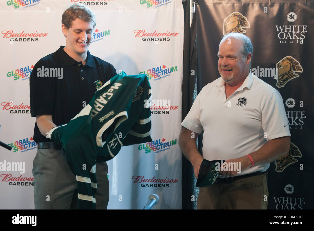 London, Ontario, Kanada. 12. Juli 2013. Der Spekulationen umgeben, wo Michael McCarron in dieser Saison spielen würde, wurde für den Rest genommen, wenn die 6'5 ' vorwärts auf ein London Knights-Trikot bei einer Pressekonferenz am 12. Juli 2013 in London Ontario, Kanada gerutscht.  Verfasst von den Montréal Canadiens aus der National Hockey League, unterzeichnete McCarron einen Vertrag mit dem NHL-Club in dieser Woche signalisieren, dass er nicht an der Western Michigan University spielen würde. Bildnachweis: Mark Spowart/Alamy Live-Nachrichten Stockfoto