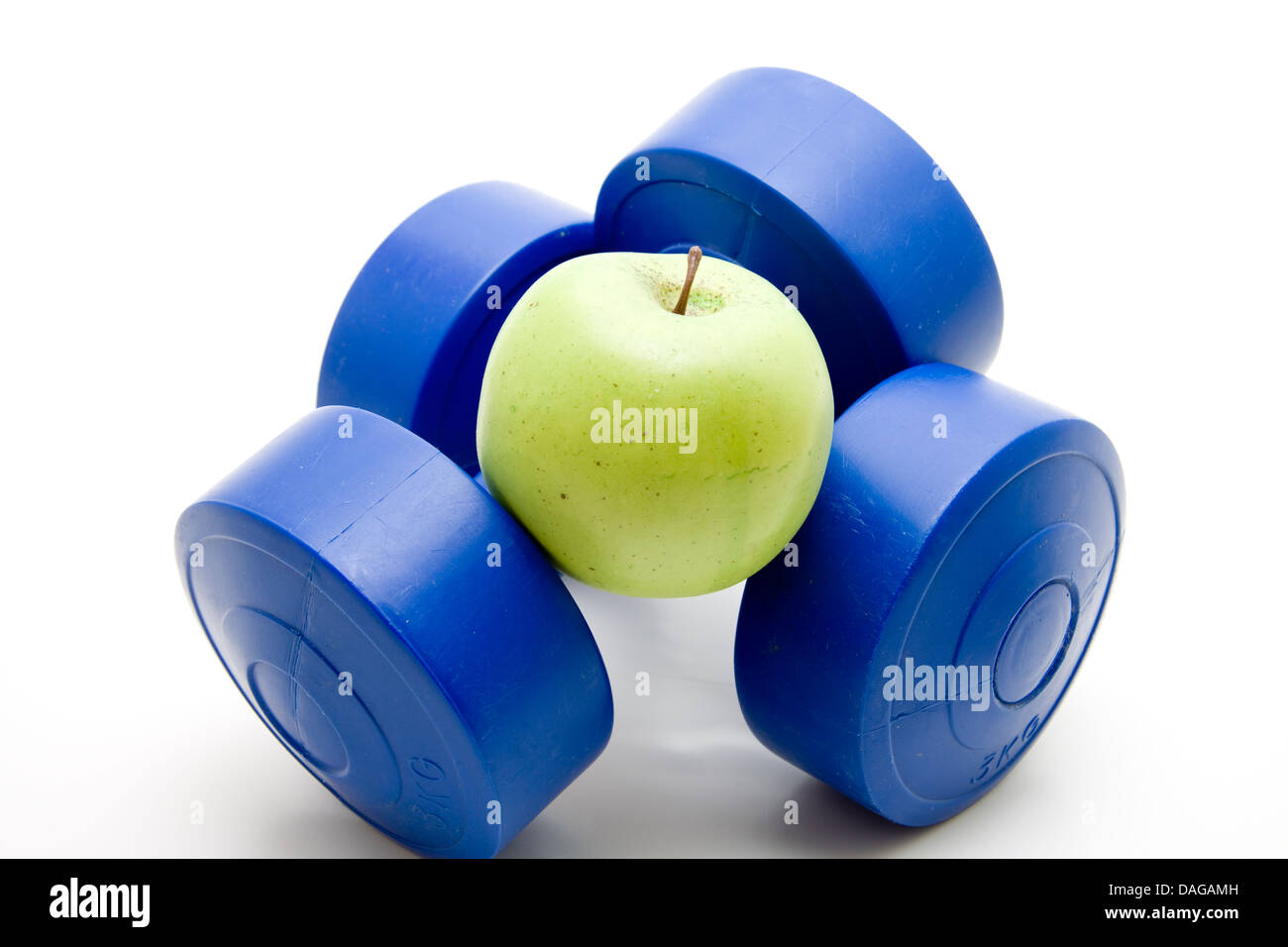 Blaue Hantel mit Apfel Stockfoto