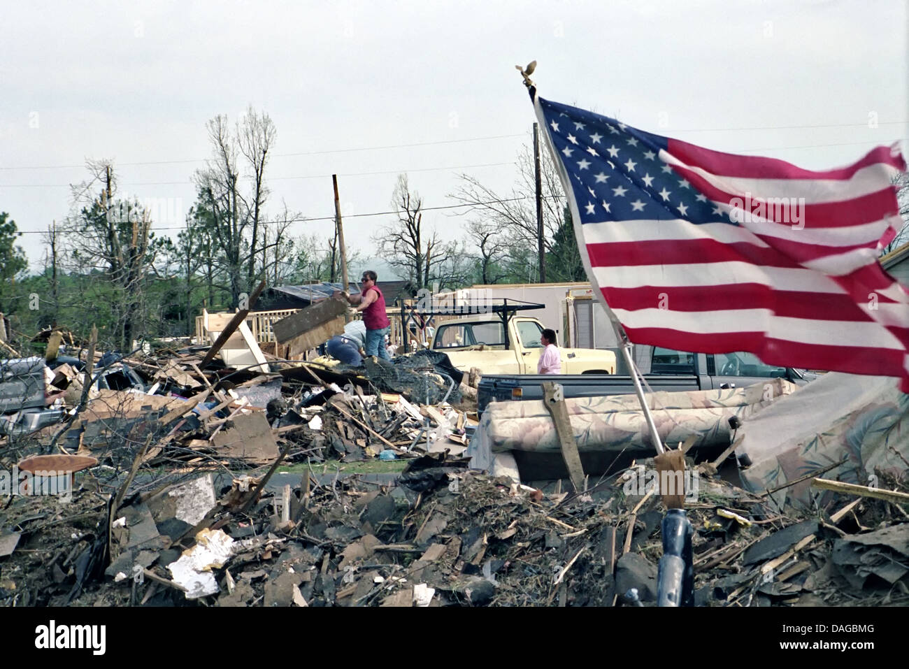 Bewohner Aufräumarbeiten nach Hurrikan Andrew 24. August 1992 in Dade County, Florida. Stockfoto