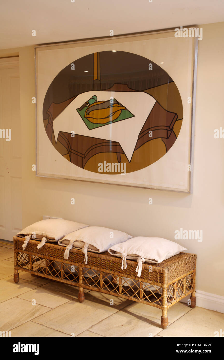 Land-Halle mit großen Gemälde über Rohrstock Sitz mit weißem Leinen Kissen Kissen Stockfoto