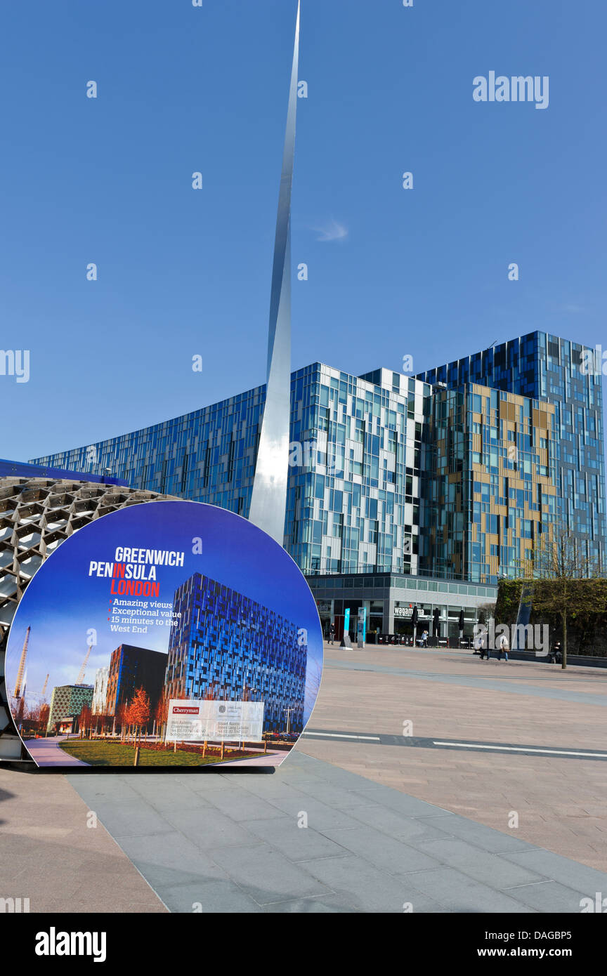 Moderne Gebäude mit Spike Skulptur im Plaza, O2 Arena, Greenwich, London, Vereinigtes Königreich. Stockfoto