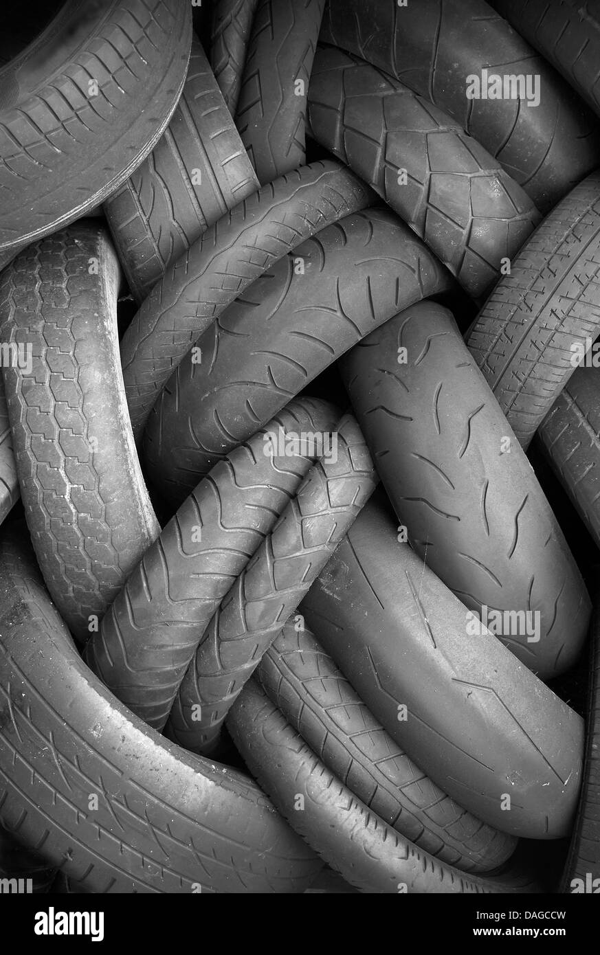 Stapel der alten abgenutzten Reifen in Schwarz und Weiß Stockfoto