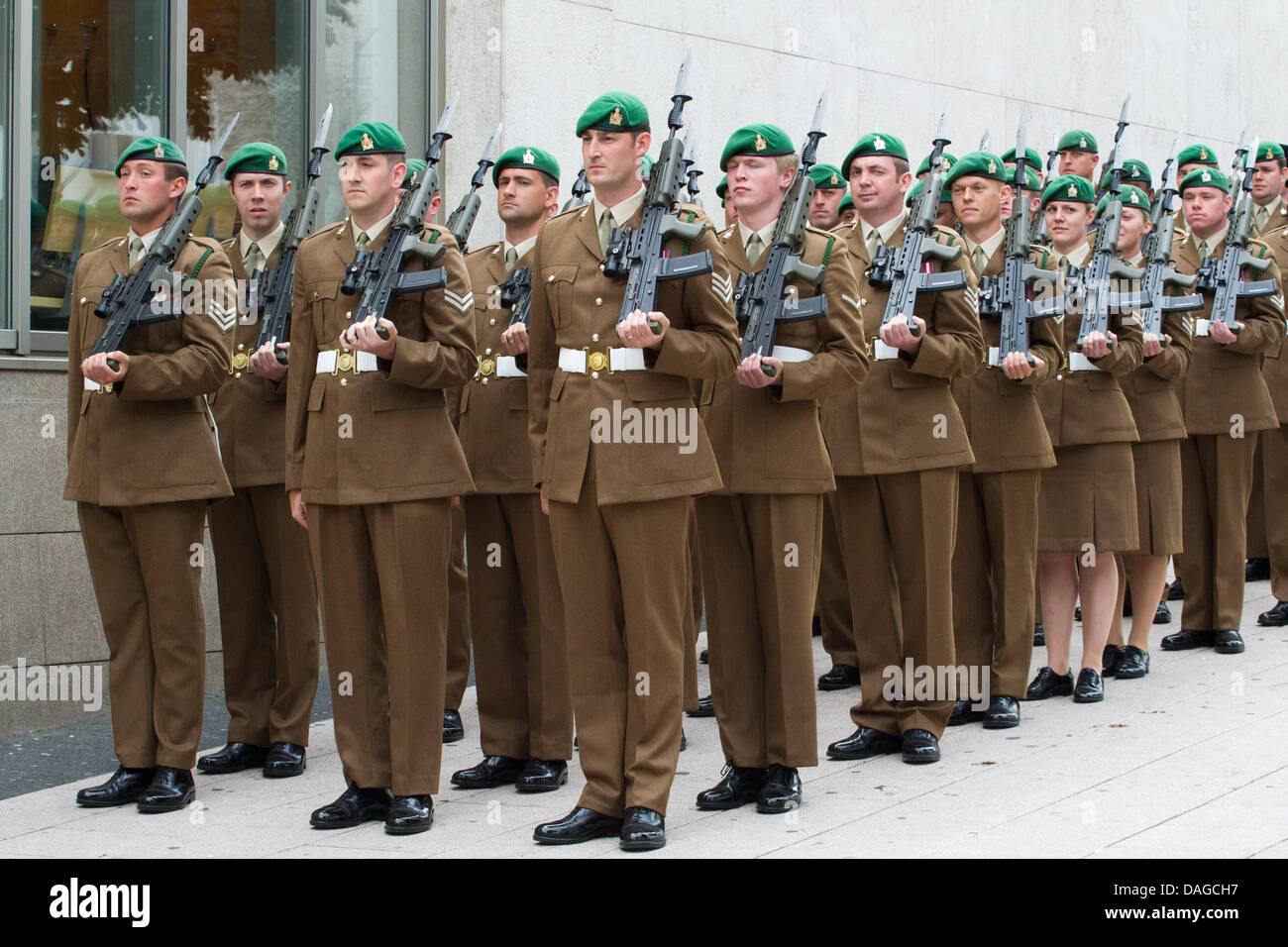 Britische Soldaten vorbereiten, durch Mönchengladbach, Deutschland auf Freitag, 12. Juli 2013 zu marschieren, wie sie zurück zur hand ihre Basis am gemeinsamen Firmensitz (JHQ) Rheindahlen den deutschen Bundesbehörden vorzubereiten.  Bildnachweis: Gruffydd Thomas/Alamy Live-Nachrichten Stockfoto