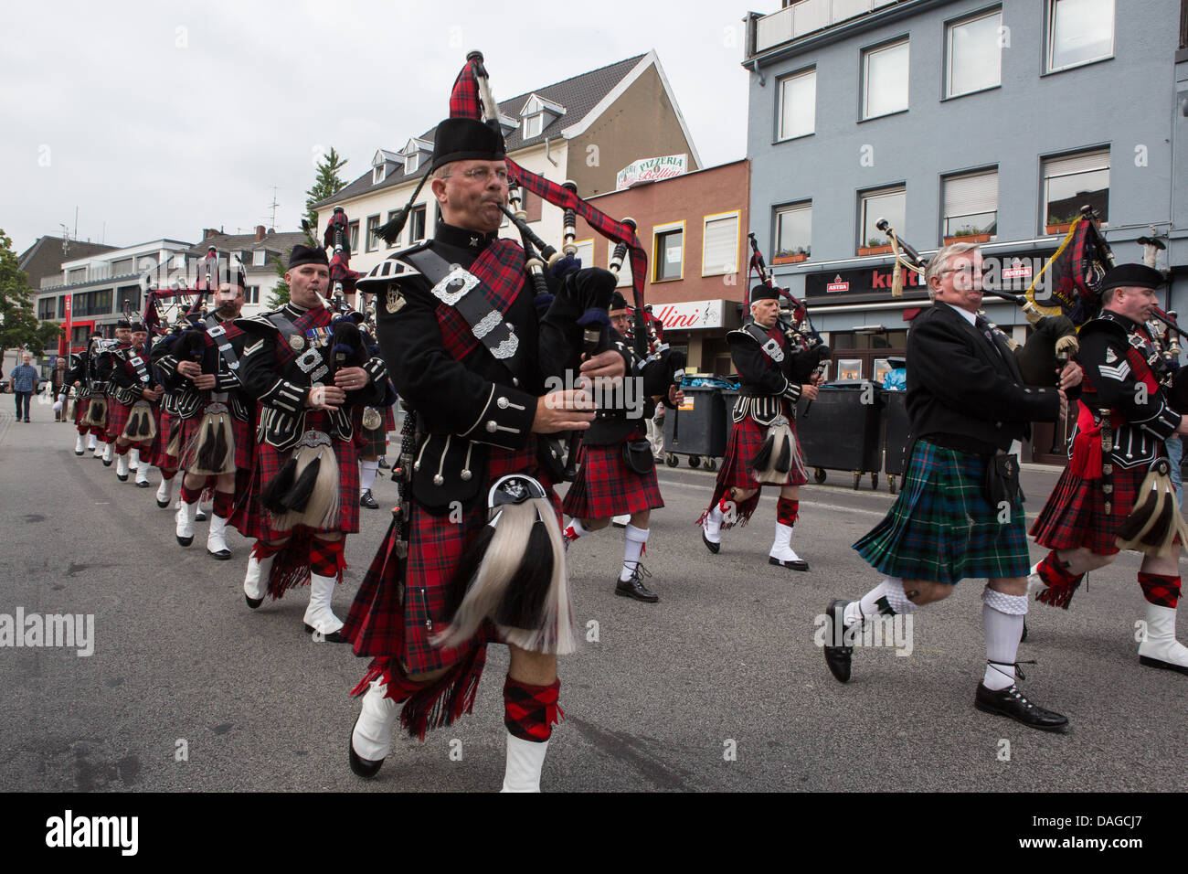 Gekreuzt Schwerter Pipe Band führen eine Parade durch Mönchengladbach, Deutschland, als die britische Armee zur hand wieder ihre Basis am gemeinsamen Firmensitz (JHQ) Rheindahlen den deutschen Bundesbehörden bereitet.  Bildnachweis: Gruffydd Thomas/Alamy Live-Nachrichten Stockfoto