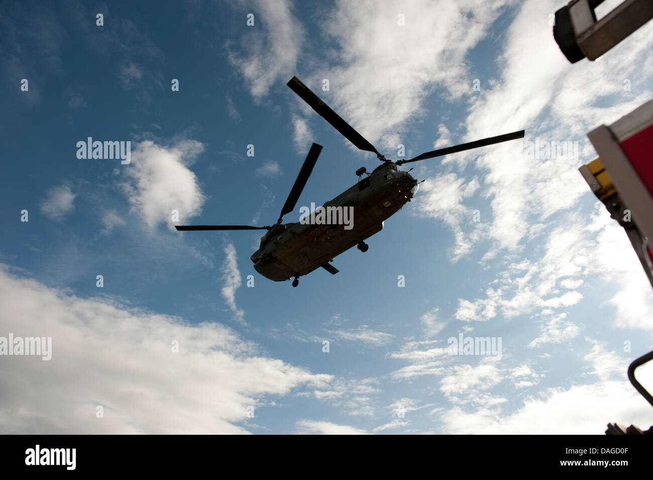 Chinook-Hubschrauber-Silhouette gegen Sonne Landung Stockfoto