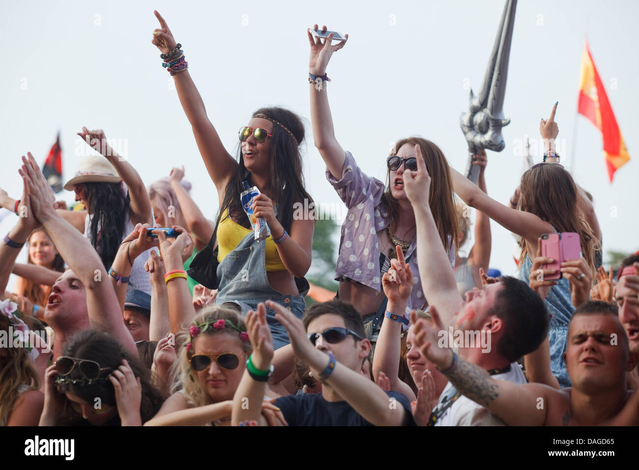 Balado, Kinross, Schottland, Freitag, 12. Juli 2013. Fans der englischen Sängerin Songwriterin Jake Bugg bei T im Park 2013, ist das dreitägige Musikfestival jetzt in ihr 20-jähriges Jubiläum. Bildnachweis: zog Farrell/Alamy Live News Stockfoto