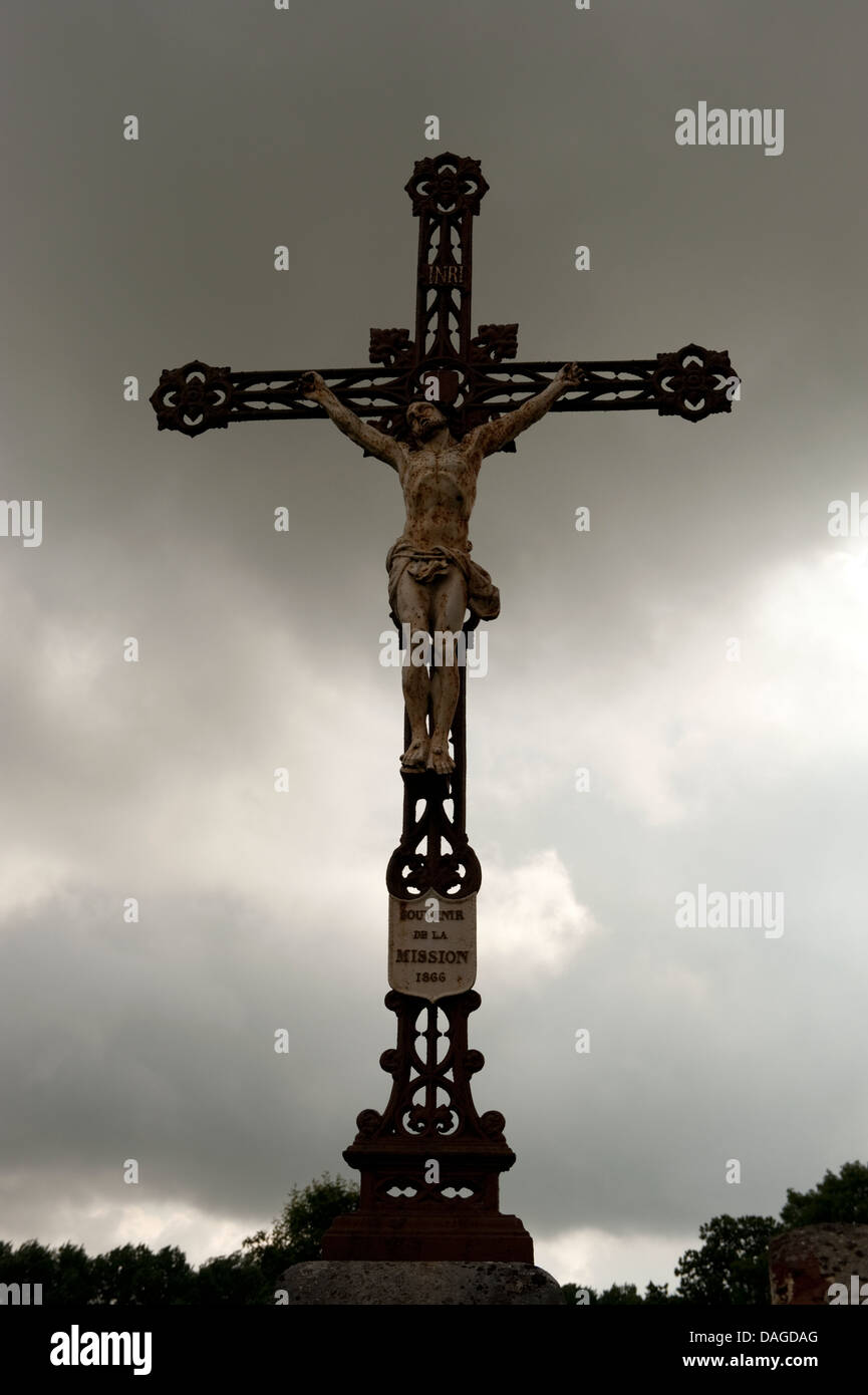 Christi Kreuz dunkle Vorahnung Grau Himmel Bonningues-Les-Ardres Frankreich Stockfoto