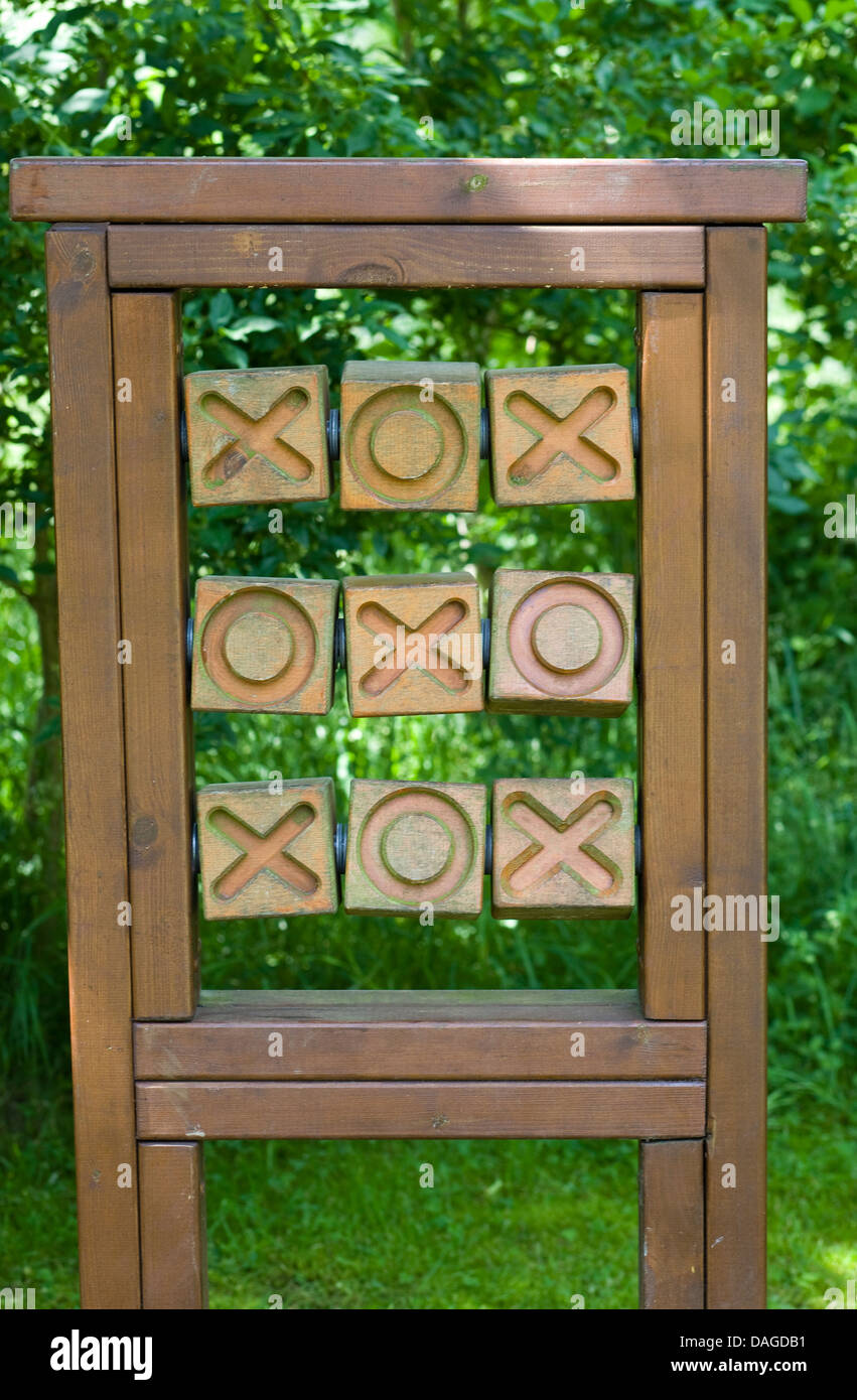 Holz-Tic-Tack-Toe-Spiel in einem Garten Nullen und Kreuze Stockfoto