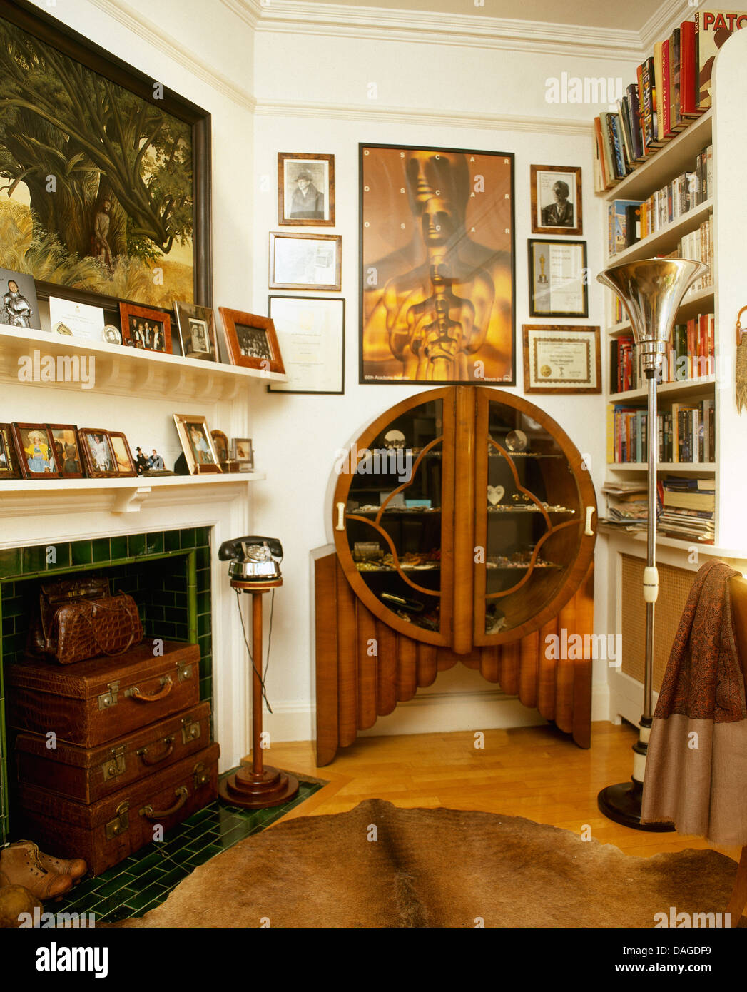 Art Deco Schrank im Wohnzimmer mit alten Lederkoffer in ... Art Deco Schrank im Wohnzimmer mit alten Lederkoffer in ...