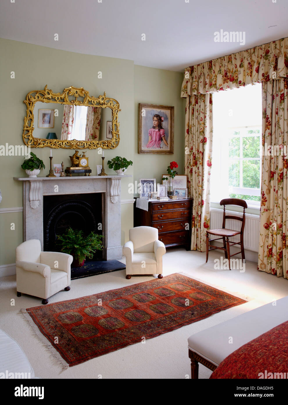 Wohnzimmer Mit Roten Orientteppichen - Orientteppiche Gunstig Online