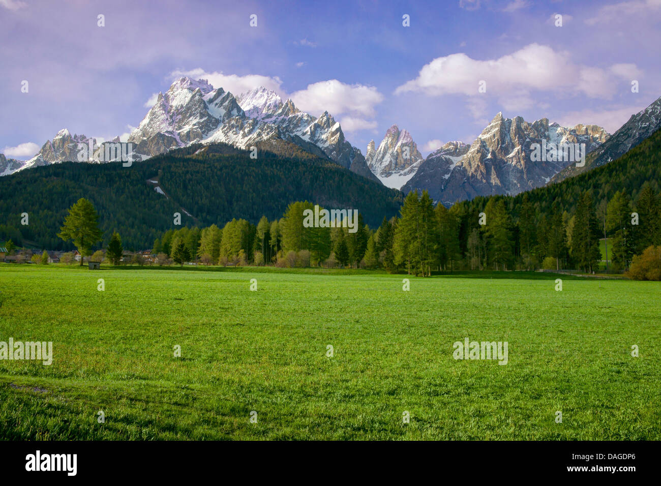 Sextner Dolomiten mit Zwoelferkofel Gipfeln, Italien, Südtirol, Dolomiten Stockfoto