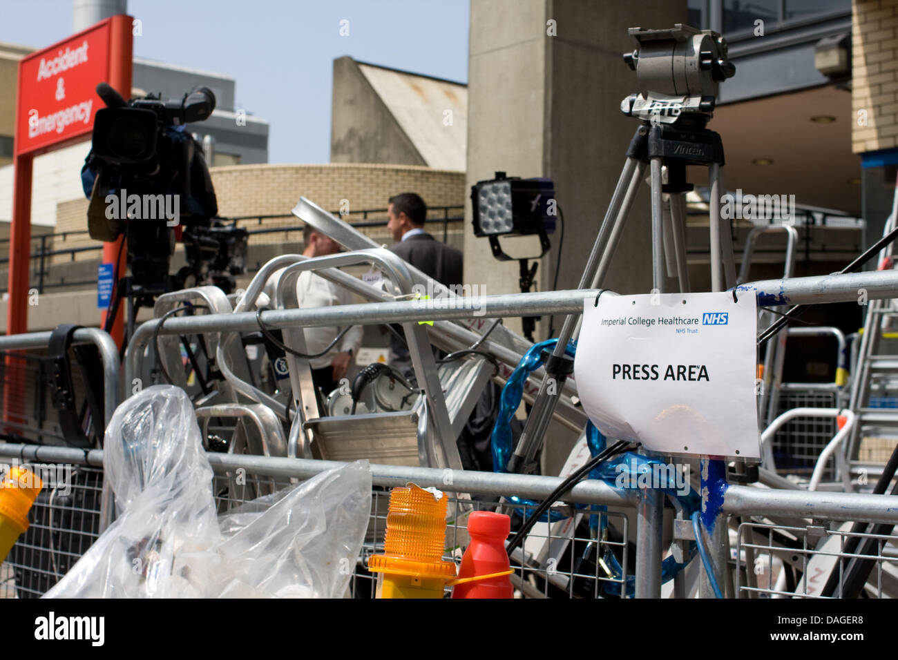 London, UK. 12. Juli 2013. Datenträger außerhalb des St. Marys Hospital, London umfasst die Geburt von Kate Middleton und Prinz William Baby Credit: Jay Shaw-Baker/Alamy Live News Stockfoto
