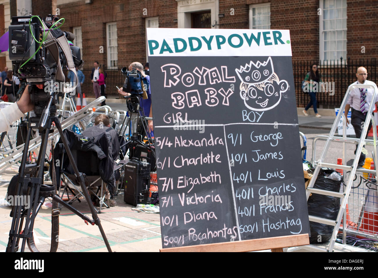 London, UK. 12. Juli 2013. Datenträger außerhalb des St. Marys Hospital, London umfasst die Geburt von Kate Middleton und Prinz William Baby Credit: Jay Shaw-Baker/Alamy Live News Stockfoto