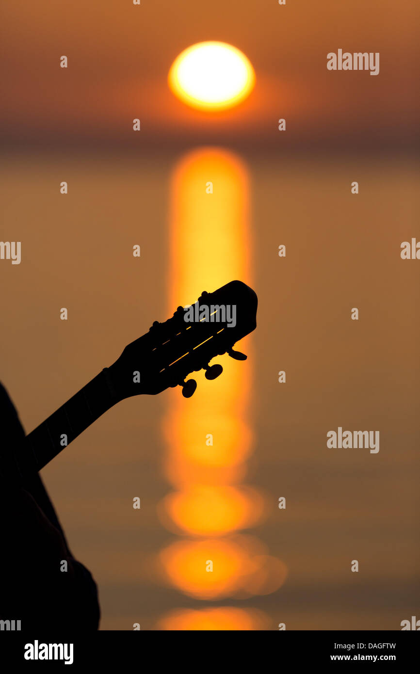 Aberystwyth, Wales, UK, 12. Juli 2013. Beim Sonnenuntergang an einem herrlichen sonnigen Tag entspannen Spaziergänger auf der Promenade in Aberystwyth, jazz-Gitarre, ein kühlendes Bad und der Anblick eines schönen Sonnenuntergangs. Bildnachweis: atgof.co/Alamy Live News Stockfoto