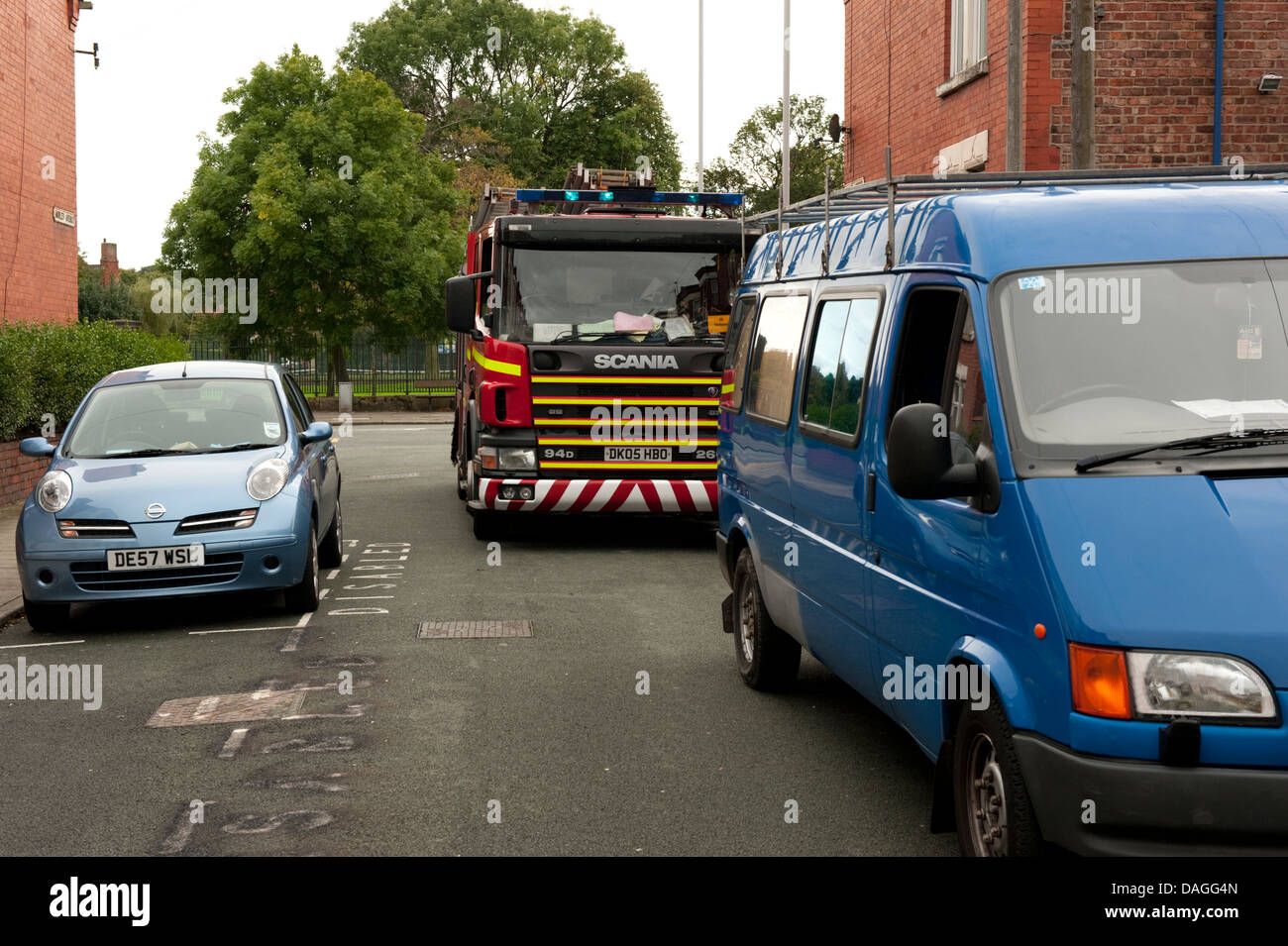 Feuerwehrauto bekommen nicht unten gesperrte Straße illegales Parken Risiken Leben. Stockfoto