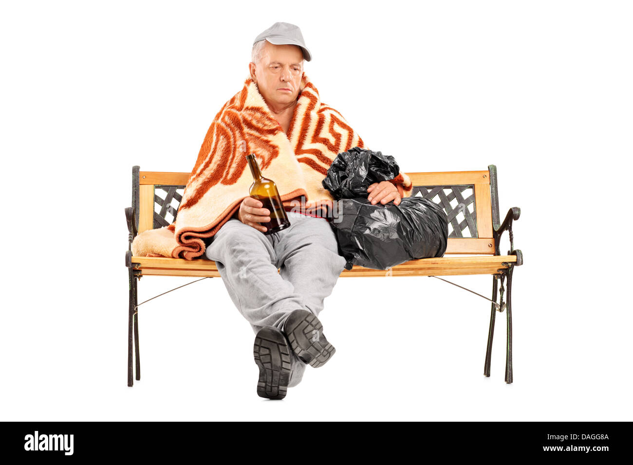 Betrunkene Obdachlose reifer Mann auf einer Bank sitzen und halten Sie eine Flasche Stockfoto