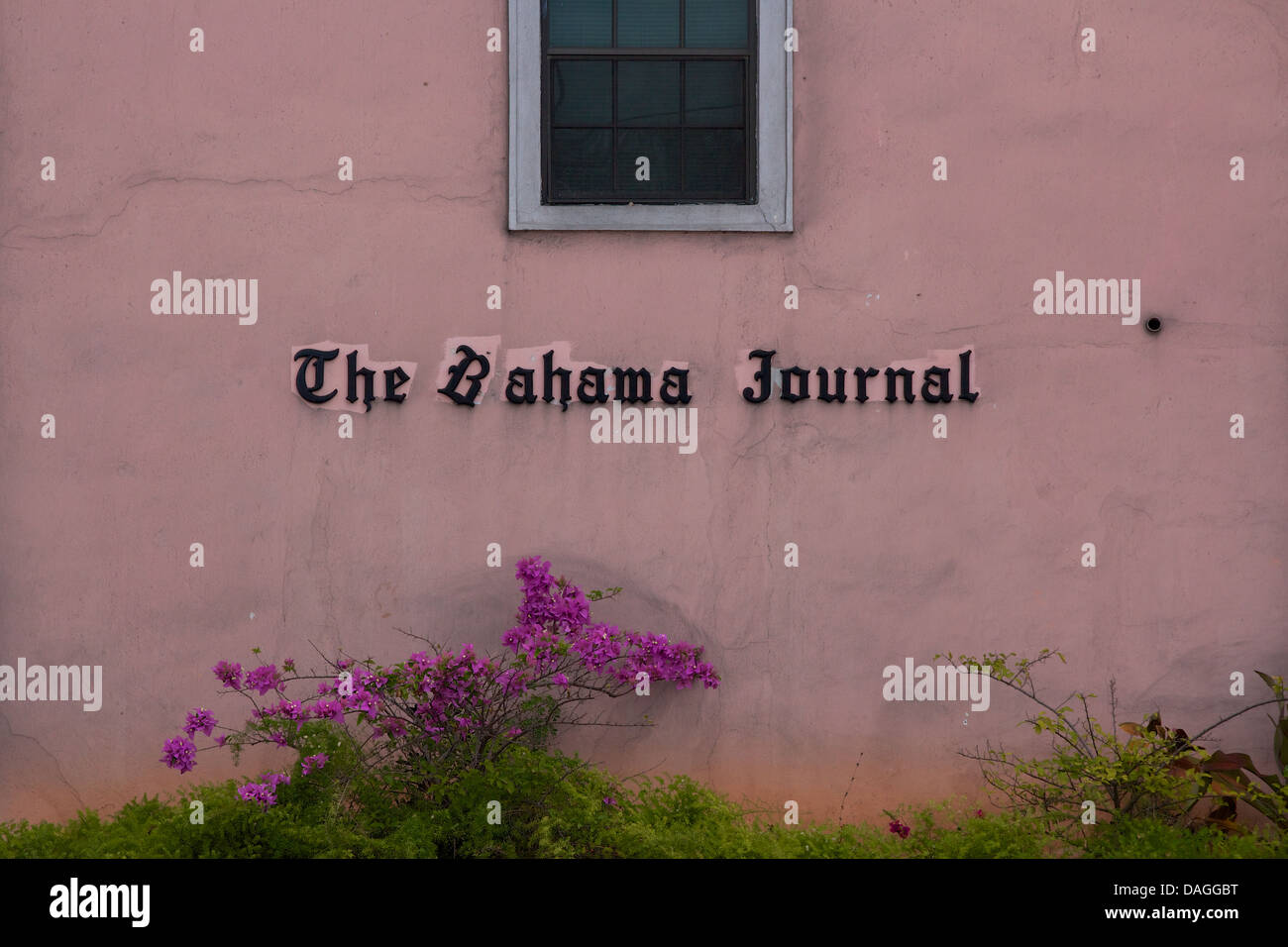 Briefe, die Ankündigung der Bahama-Zeitschrift an der Wand des Gebäudes der Zeitung in Nassau, Bahamas. Stockfoto