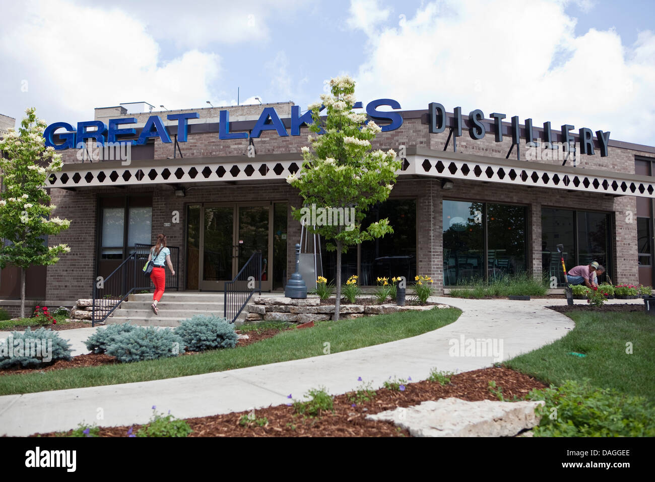 Eine Frau kommt in die großen Seen-Destillerie in Milwaukee Stockfoto