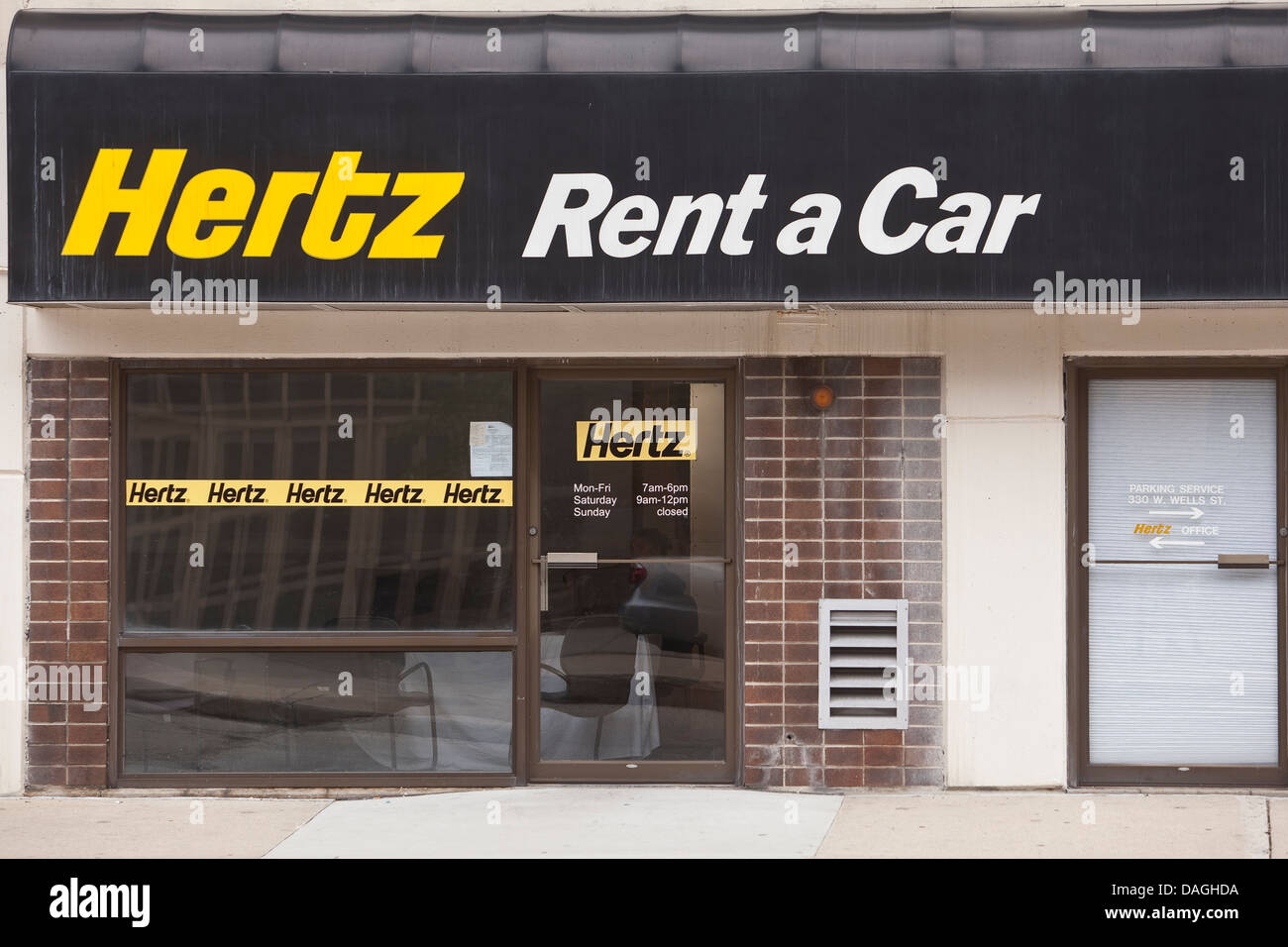 Eine Hertz mieten Sie einen Auto-Zweig wird in Milwaukee gesehen. Stockfoto