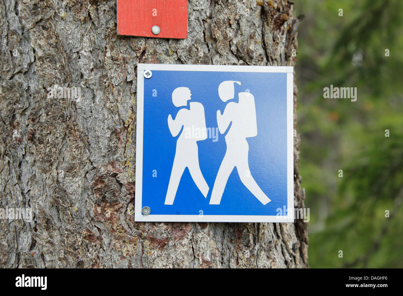 Quadratisch, blau und weiß zu Fuß Weg Zeichen zwei Wanderer, Finnland Stockfoto