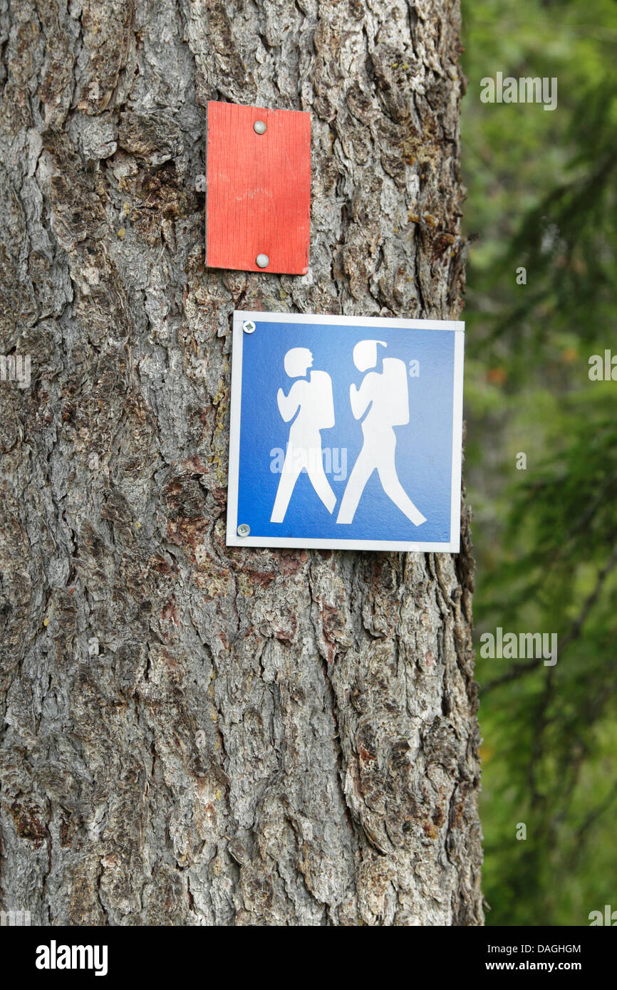Quadratisch, blau und weiß zu Fuß Weg Zeichen zwei Wanderer, die fest an einen Baum, Finnland Stockfoto