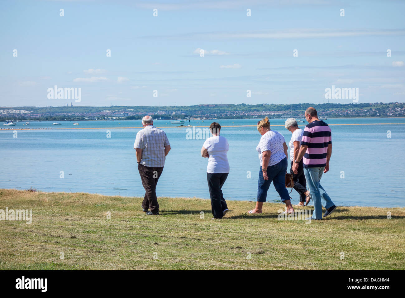 Erwachsene Freunde zu Fuß spazieren Langstone Harbour Hayling Island Stockfoto