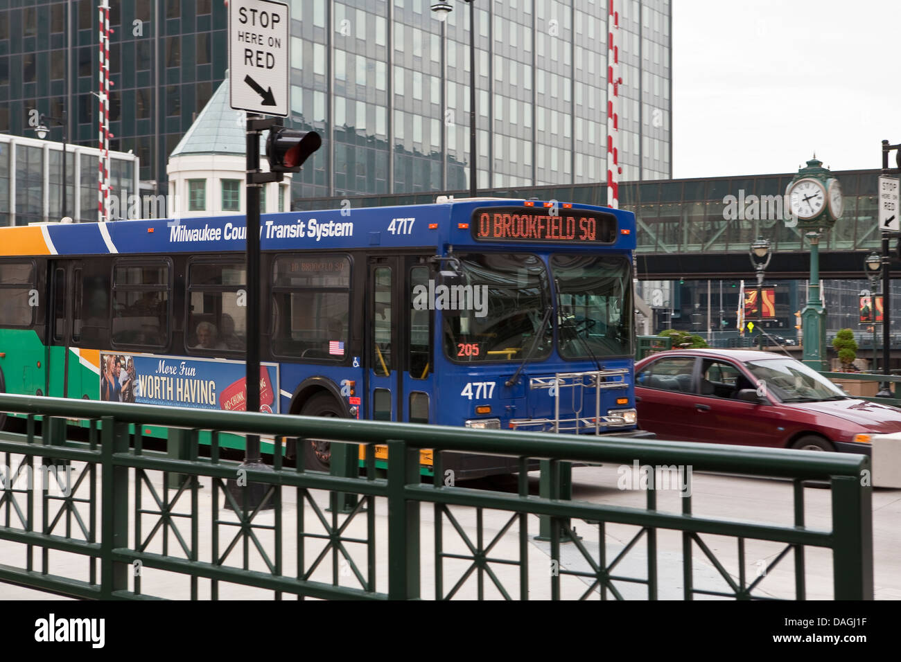 Ein Bus von der Milwaukee County Transit System sieht in Milwaukee Stockfoto