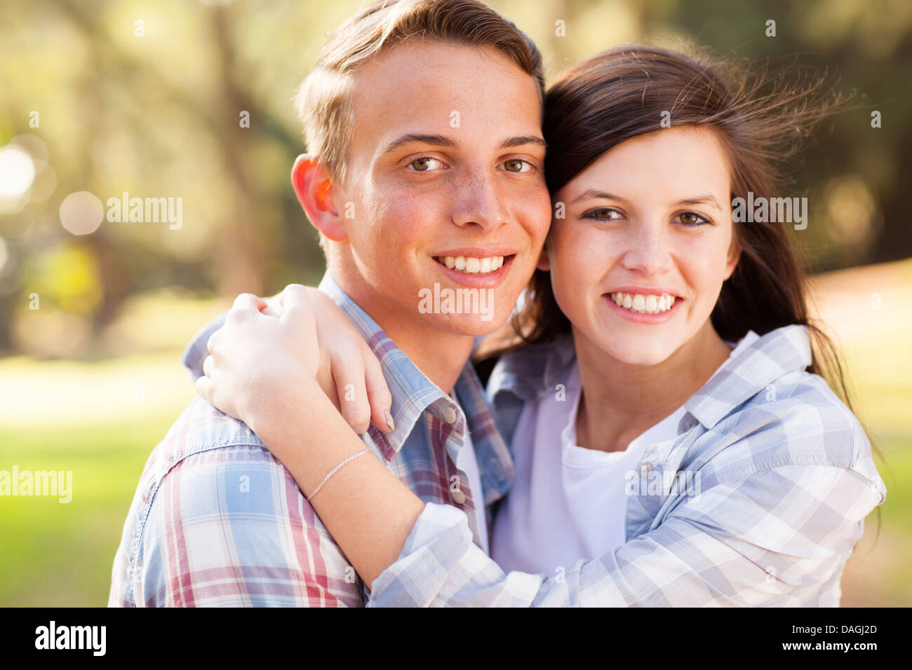 Porträt von glücklichen jungen Teenager Paar im freien Stockfoto